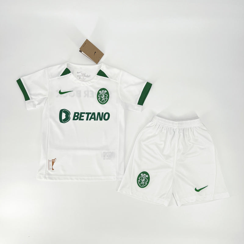 SPORTING CP EDIÇÃO TAÇA DAS TAÇAS 24/25 CONJUNTO INFANTIL